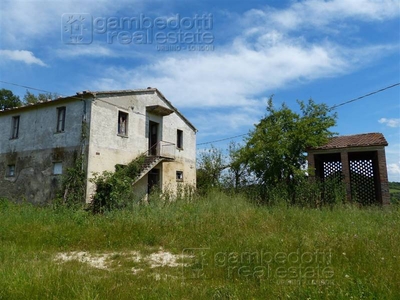 Rustico casale da ristrutturare in zona Monteavorio a Urbino