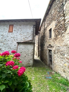 Rustico casale in Via Brenzio in zona Brenzio a Gravedona ed Uniti