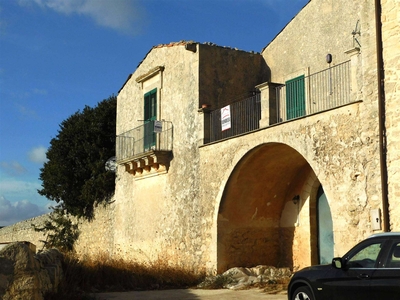 Tenuta-complesso in vendita a Ragusa Beddio/gesuiti Pianetti