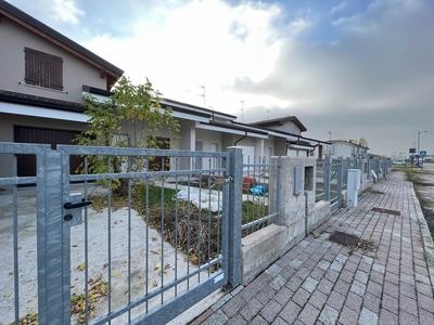 Villa a schiera in vendita a Roncoferraro Mantova