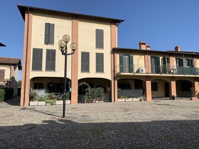 Villa a schiera in Via Manzoni in zona Camnago a Lentate Sul Seveso