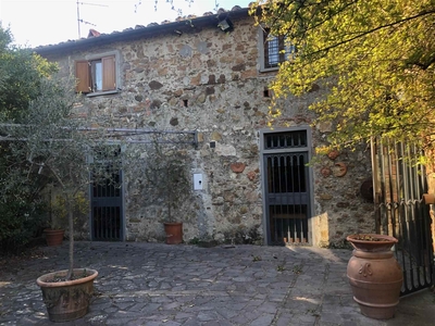 Villa bifamiliare in vendita a Barberino Di Mugello Firenze Cornocchio