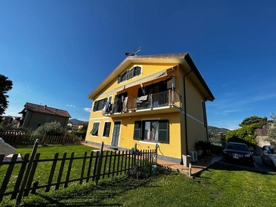 Villa bifamiliare in vendita a Bolano La Spezia Ceparana