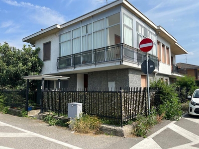 Villa bifamiliare in vendita a Romentino Novara