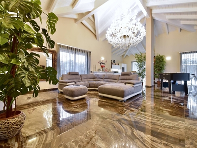 Villa in vendita a Lazzate Monza Brianza