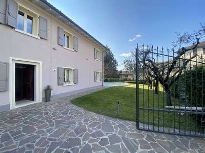 Villa in vendita a San Felice Del Benaco Brescia