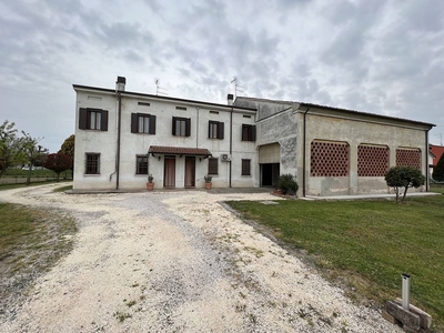 Villa bifamiliare in vendita a Serravalle a Po Mantova Libiola