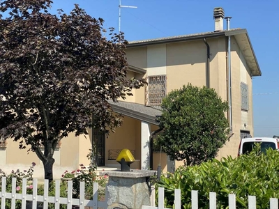 Villa in Via Giliola 92 in zona Parolare a Magnacavallo