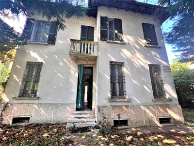 Villa in Via Mameli 1 in zona Belfiore a Mantova