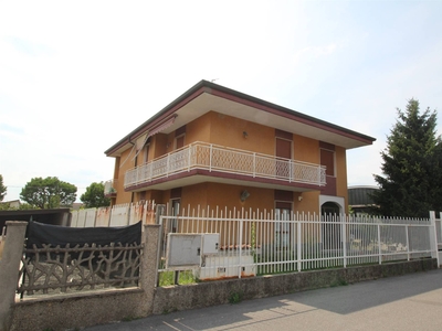 Villa in Via Mattei 5 a Macherio