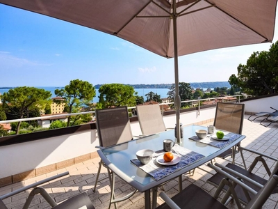 Affascinante appartamento a Gardone Riviera con terrazza esterna