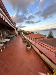 Appartamento in Via Panoramica dello Stretto 2800 in zona Via c. Pompea,panoramica a Messina