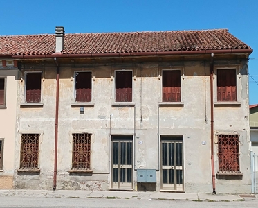 Casa semi indipendente da ristrutturare in zona Bonferraro a Sorga'