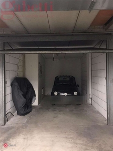 Garage/Posto auto in Vendita in a Erba