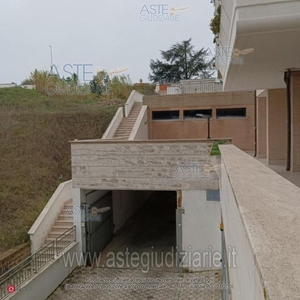 Garage/Posto auto in Vendita in Via della Cerquetta 100 a Roma