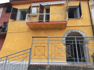 Quadrilocale abitabile in zona Montebello di Mezzo a Bolano