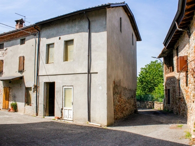 Rustico casale in Strada Corano in zona Corano a Borgonovo Val Tidone