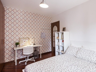 Stanza in affitto in appartamento con 5 camere da letto ad Affori, Milano