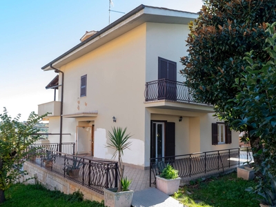 Villa con terrazzo, Monterotondo paese