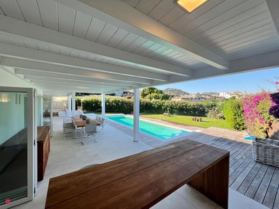 Villa in Vendita in Via Clelia Donà delle Rose 19 a Olbia