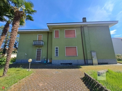 Villa in Vendita in Via Don Francesco Ronchi a Robecchetto con Induno