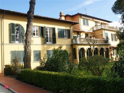 Villa in Vendita in Viale Roma 131 a Pietrasanta
