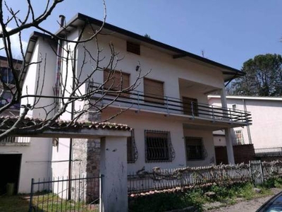 Villa in Via Vittorio Bachelet in zona Pacevecchia a Benevento