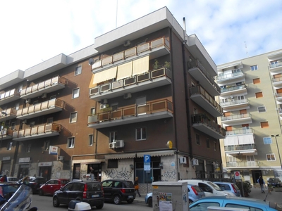 Appartamento di 4 vani /132 mq a Bari - Picone (zona Policlinico - Stazione)