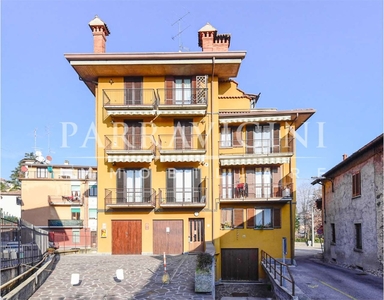 Appartamento in Via San Cassiano, Erba, 121 locali, 1 bagno, 121 m²
