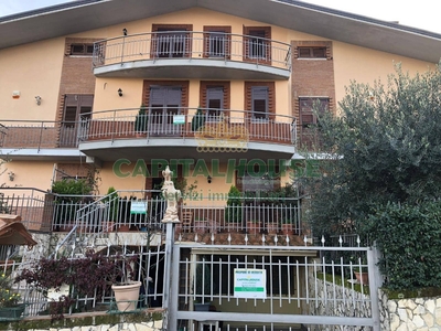 Casa indipendente ad Avellino, 5 locali, 4 bagni, giardino privato