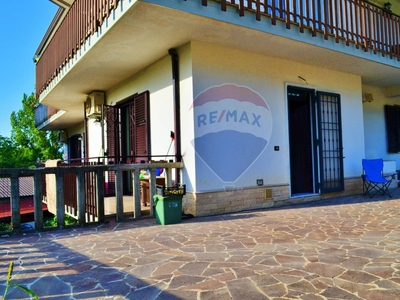Casa semindipendente in Via s. Clementina, Benevento, 4 locali, 170 m²