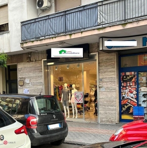 Negozio/Locale commerciale in Affitto in Via Giuseppe Mazzini 174 a Battipaglia