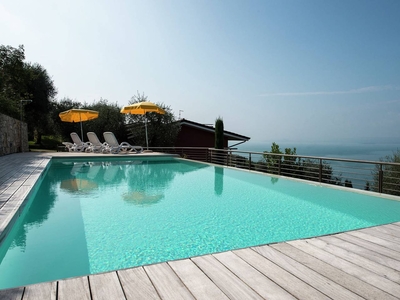 Residence sul lago di Garda con piscina e giardino, posizione panoramica