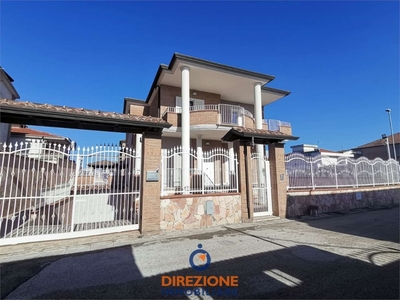 Villa in Via Antonio De Curtis 9, Villa di Briano, 5 locali, 3 bagni