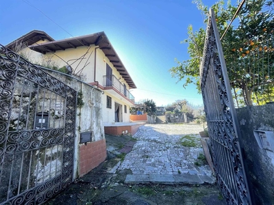 Villa in Via Beata Teresa di Calcutta 6 in zona Giovi a Salerno