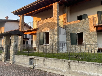 Villa con terrazzo a Monticelli Brusati