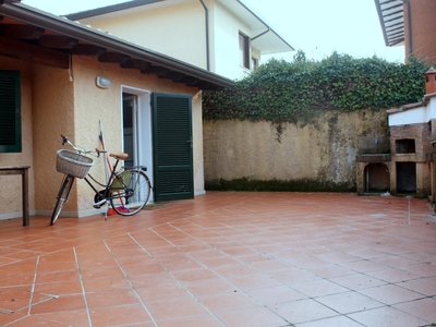 Bilocale arredato in affitto, Pietrasanta tonfano