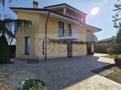 Casa Bi/Trifamiliare in Affitto in Strada Regionale 11 Padana Superiore a Stra