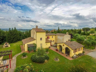 Affascinante Casale con Vista Panoramica e Piscina a Casciana Terme Lari