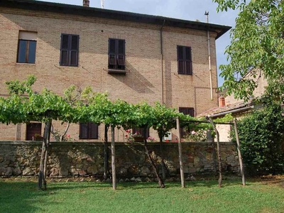 In Vendita: Palazzo Storico con Appartamenti Indipendenti e Spazi Commerciali a Montalcino, Toscana