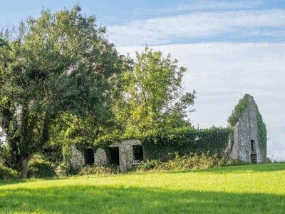 Villa storica da ristrutturare con terreno a Lucca in vendita