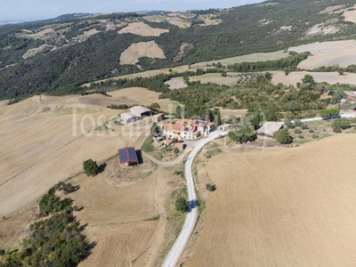 Proprietà in vendita a Castiglione d'Orcia: Casale panoramico con terreno agricolo
