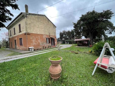 Vendita Proprietà a Rosignano Marittimo: Fabbricato con Due Appartamenti e Terreno