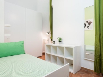Stanza in affitto in appartamento con 5 camere da letto a Trieste, Roma