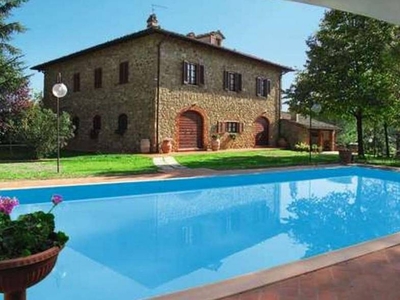 Splendido Casale con piscina, Terreno e Annessi in Vendita a Monte San Savino