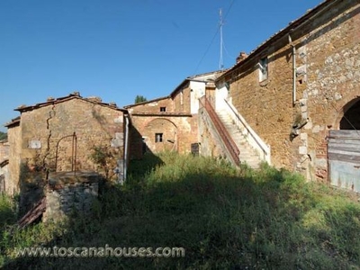 Torrita di Siena: Casale da Ristrutturare in Vendita con 3 Ettari di Terreno, Cortile Interno e Annessi.