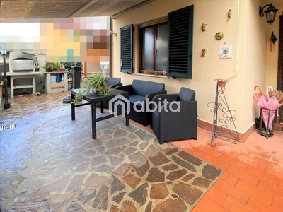 Villa a Schiera, via 25 Aprile, zona Centro, Bucine