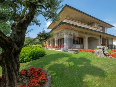 Villa a Terno d'Isola, 7 locali, 3 bagni, giardino privato, con box