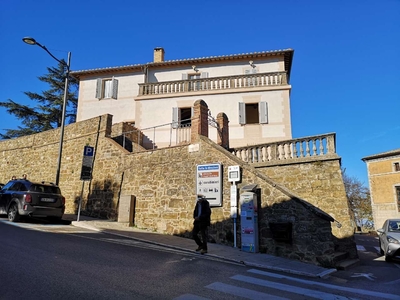 Villa con terrazze panoramiche e giardino, piazza Camillo Benso Conte di Cavour, Montalcino
