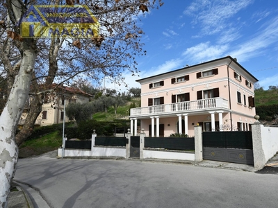 Villa singola a Spinetoli, 10 locali, 4 bagni, giardino privato